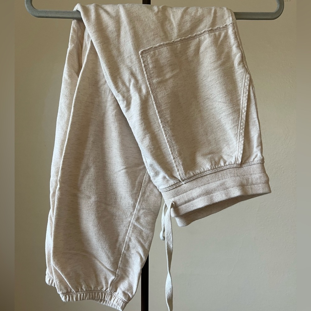 Aerie joggers cropped cream color medium size